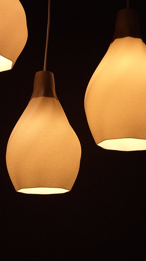 Taklampskärm FREYJA minimalistisk, skandinavisk design, detaljbild när lamporna lyser i mörkret 