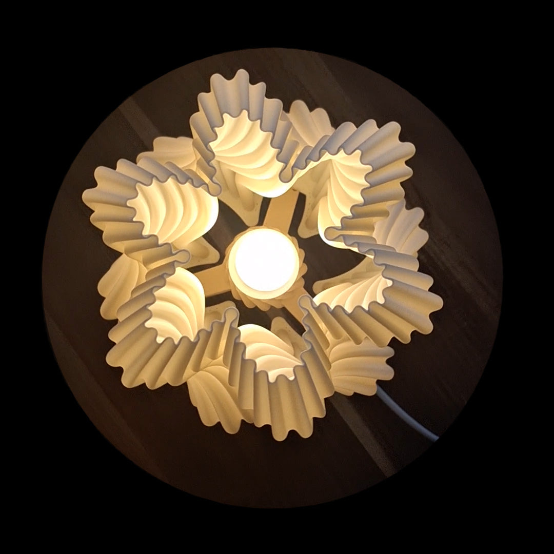 IDUN lampskärm för bordslampa ovanifrån där man ser den blommiga siluetten som är lampans formspråk